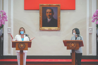 Китай ответил на визит Пелоси не бомбами, а торговым эмбарго  