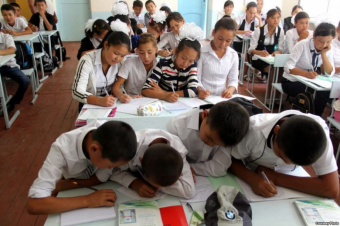 Учебный год в Киргизии в разгаре, а школ, учителей и учебников не хватает