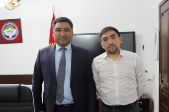 Глава Минэкономики КР о преимуществах и рисках внедрения «золотого сома»