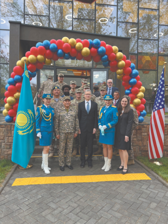 Казахстан подпускает НАТО к России с востока