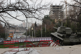 Танк Победы мешает мерседесам 