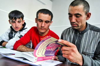 Медведев объяснил, почему сдавшие экзамен мигранты не говорят по-русски