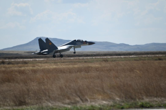 В Караганде проходят тренировочные полеты военной авиации