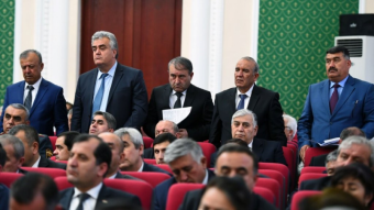Декларации о доходах, нехватка кадров и поездки в хадж. Что узнали журналисты на пресс-конференции в Агентстве госслужбы Таджикистана 