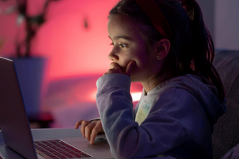 «Они не знают другой реальности». Нужно ли в Таджикистане вводить запрет на соцсети для детей младше 15 лет? 