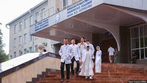 Госмонополия на медобразование: Кыргызстан ужесточает контроль