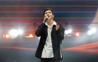 В Казахстане отменили концерты не принявшего сине-желтый пакет певца Akmal’