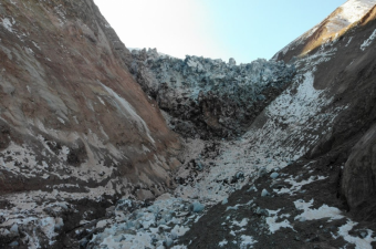 Гигантский ледник может обрушиться на людей в Таджикистане